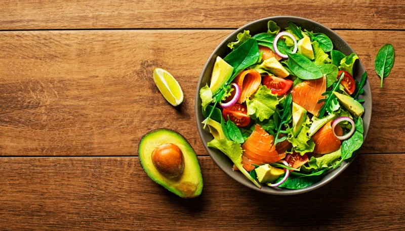 Salade au saumon et à l'avocat