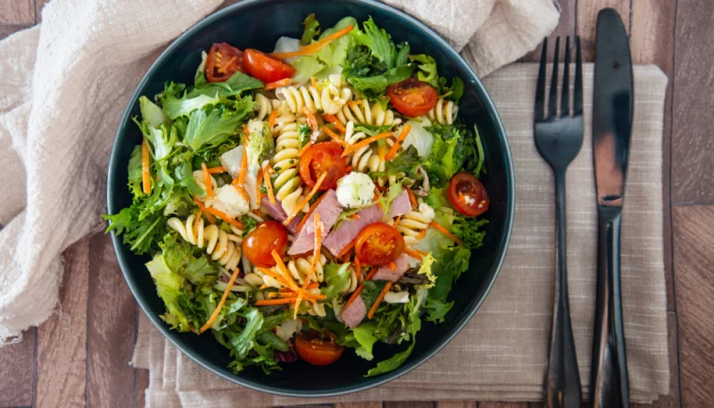 Salade aux pâtes, crudités et jambon