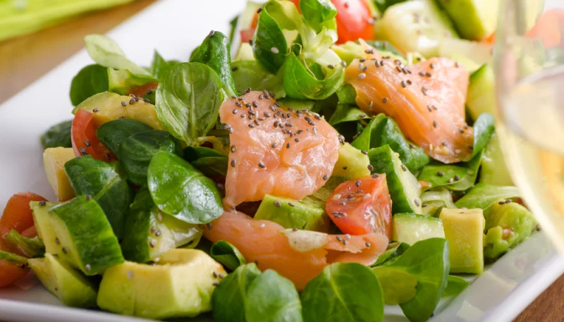 Salade au saumon et avocat