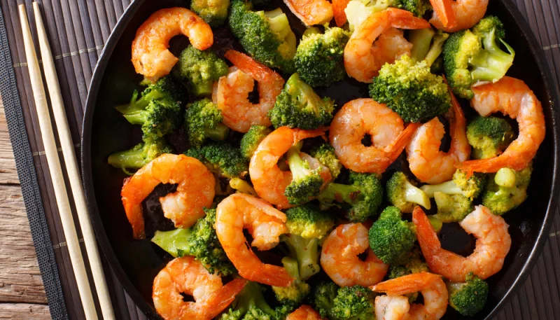 Sauté de crevettes aux brocolis