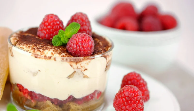Tiramisu aux framboises et chocolat blanc