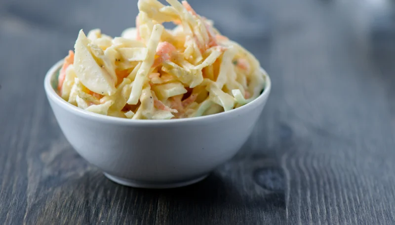 Salade de chou blanc et carottes au poulet
