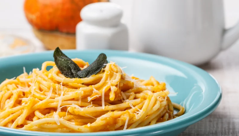 Spaghetti à la crème de potimarron et lardons