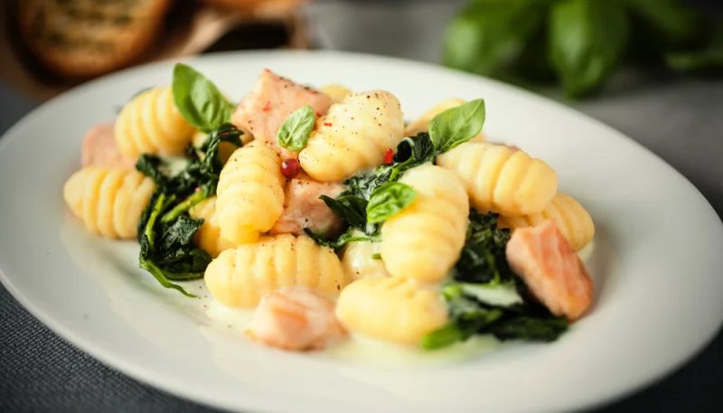 Gratin de gnocchi au saumon et épinards