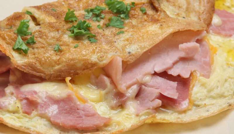 Omelette au jambon et fromage
