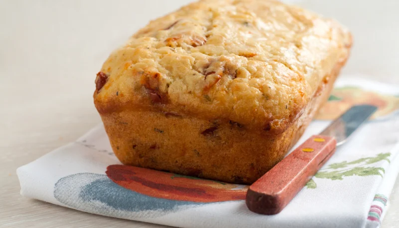 Cake à la mimolette et aux tomates séchées