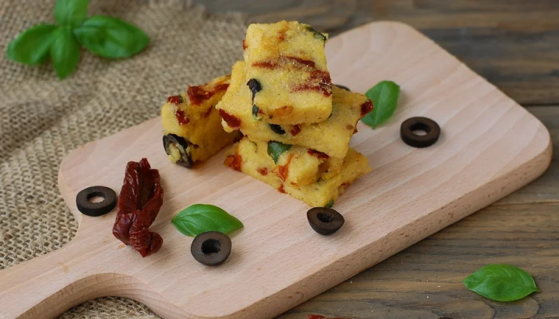 Polenta dorée aux olives et tomates séchées