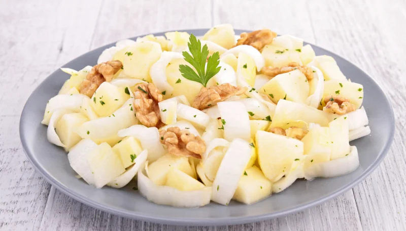 Salade d'endives aux pommes et noix