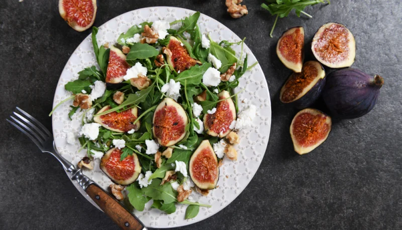 Salade aux figues, noix et mozzarella
