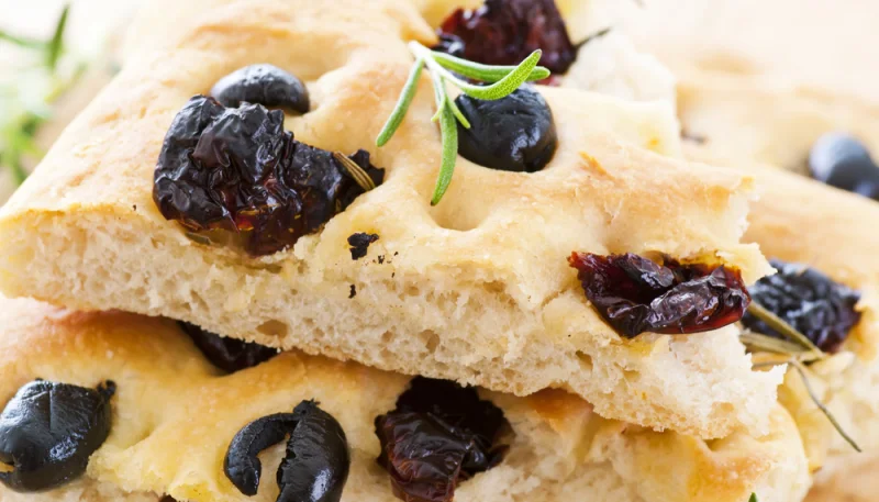 Focaccia aux olives noires