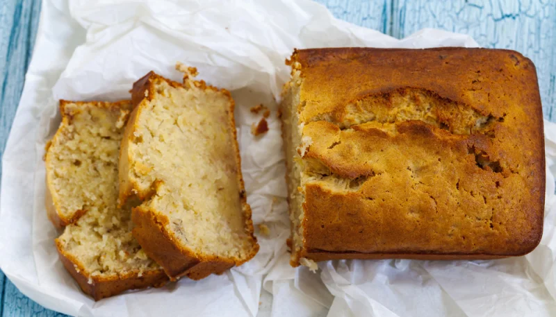 Cake à la banane caramélisée et au gingembre