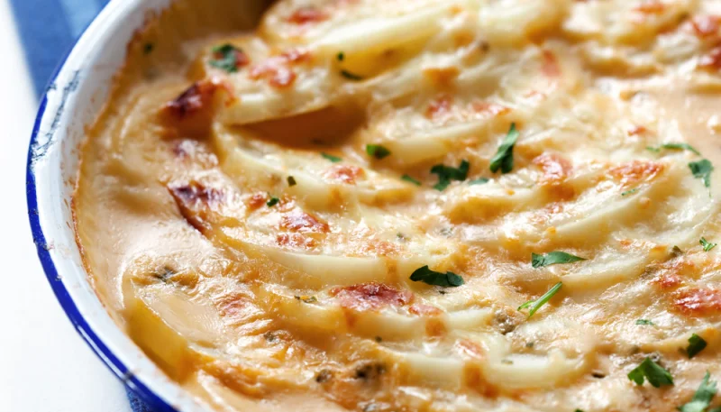 Gratin de pommes et pommes de terre au camembert
