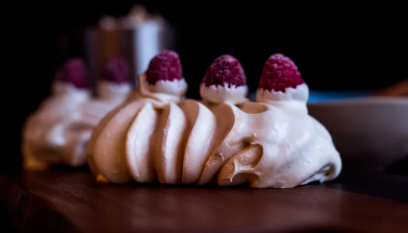 Meringue à la double crème et fruits rouges
