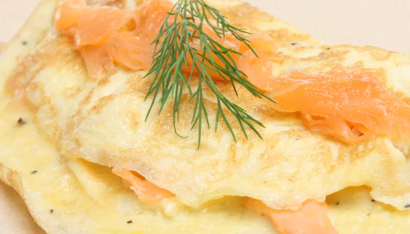 Omelette au saumon fumé