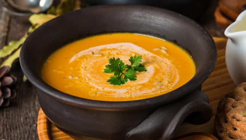 Velouté de potiron, lardons et noisettes grillées