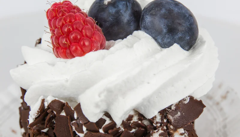Merveilleux aux fruits rouges et chocolat