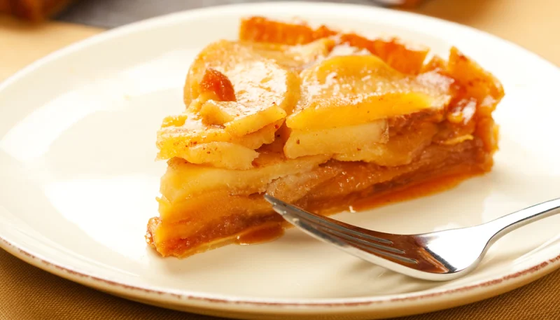 Tarte aux pommes, spéculoos et noisettes
