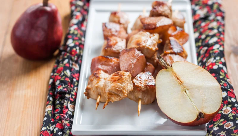 Brochettes de poulet et poire à la poêle