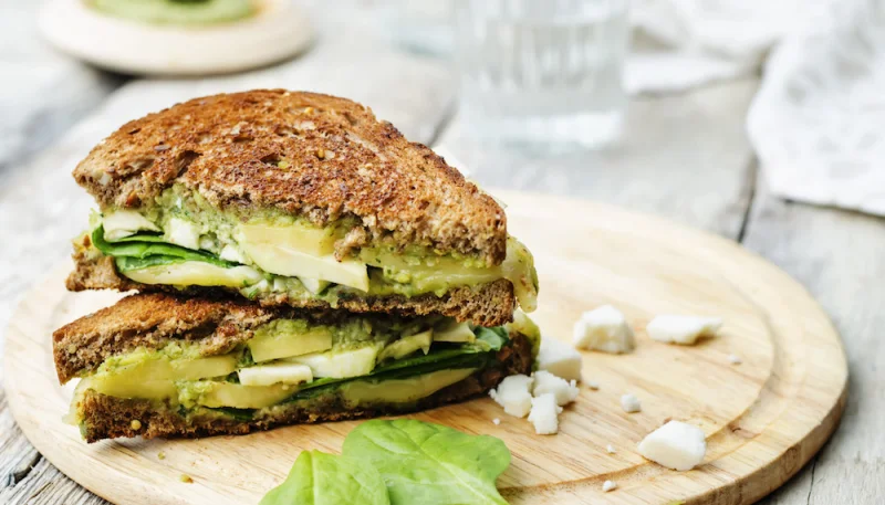 Croque-monsieur avocats épinards et feta