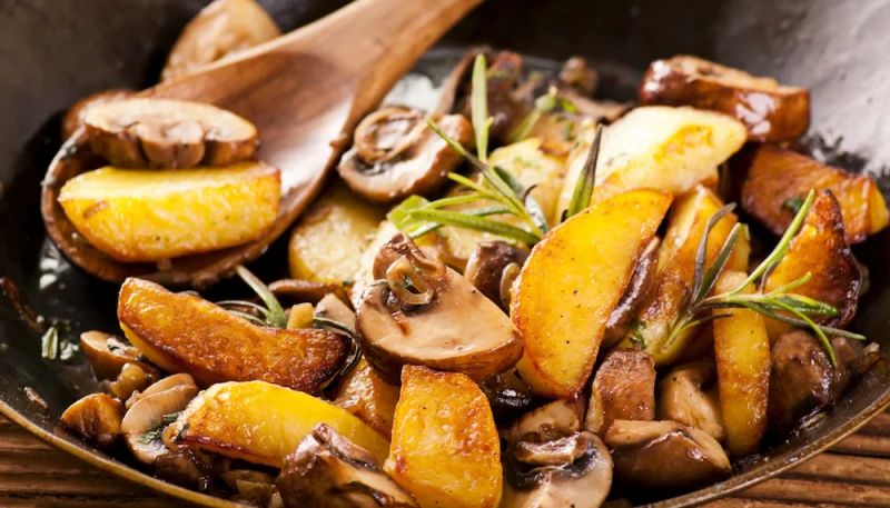 Poêlée de pommes de terre aux champignons