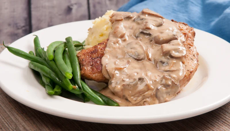 Côtes de porc aux champignons et à la crème