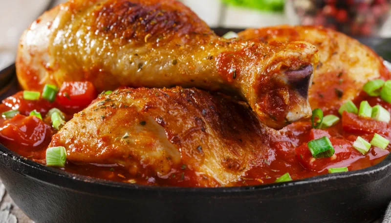 Mijoté de poulet aux tomates et à l'ail