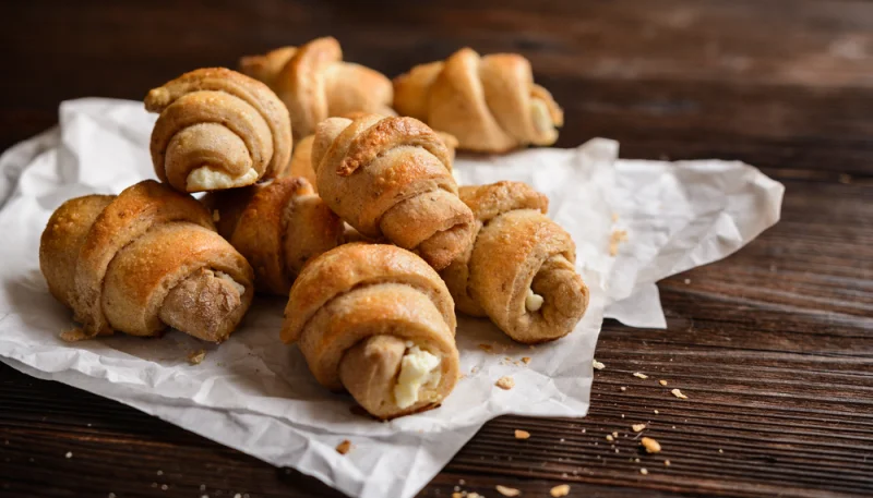 Mini-croissants au jambon sec, pesto et chèvre