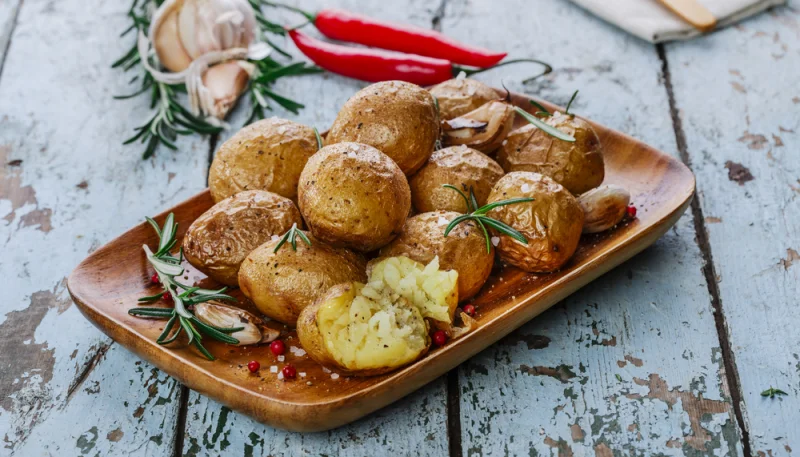 Pommes de terre à l'ail au four
