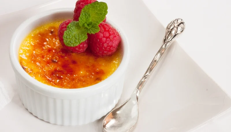 Crème brûlée glacée à la framboise