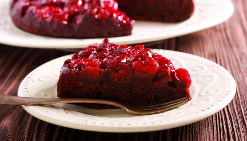 Gâteau renversé aux cerises et chocolat