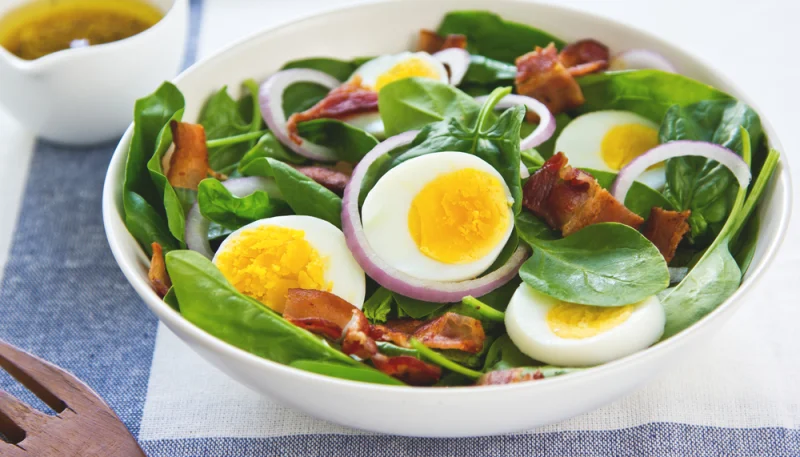 Salade aux oeufs et aux lardons