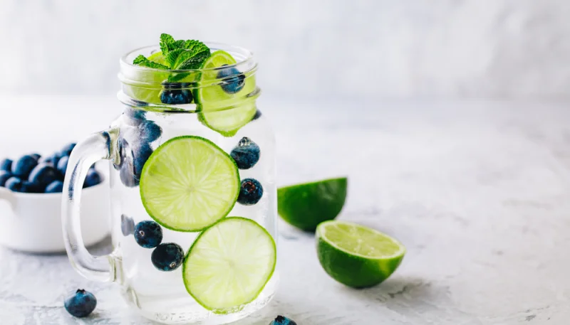 Eau infusée aux myrtilles