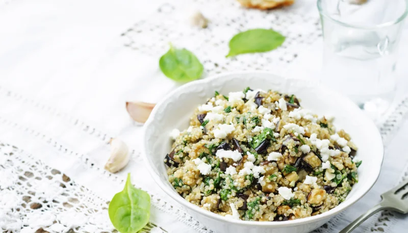 Salade de quinoa aux aubergines et à la feta
