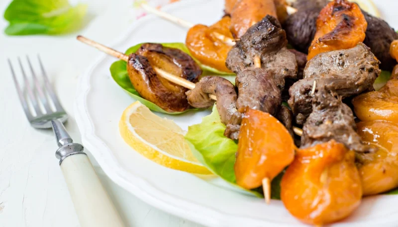 Brochettes de canard aux abricots