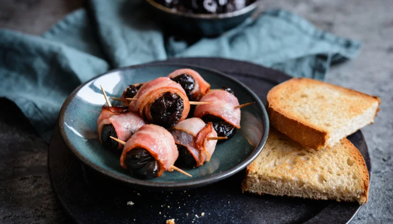 Roulés de bacon aux pruneaux