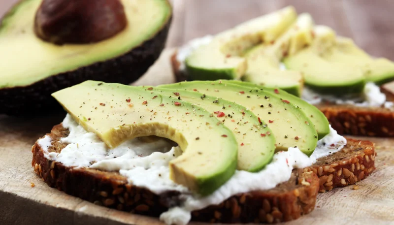 Tartines de fromage frais à l'avocat