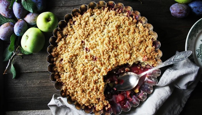 Crumble aux pommes et aux pruneaux