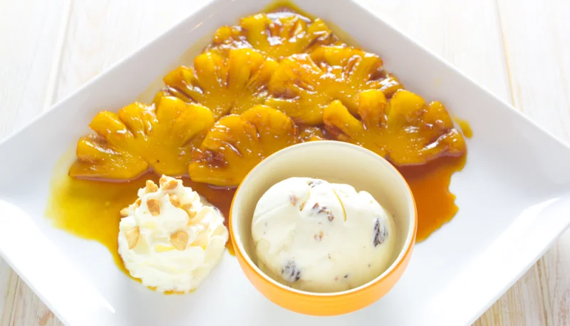 Ananas flambé au rhum et à la vanille