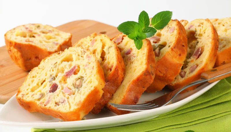 Cake au comté, jambon blanc et olives