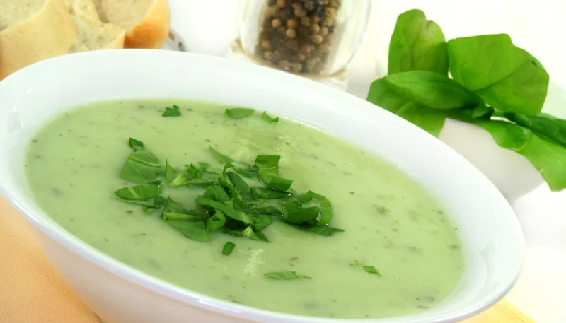 Soupe de cresson, petits pois et gorgonzola