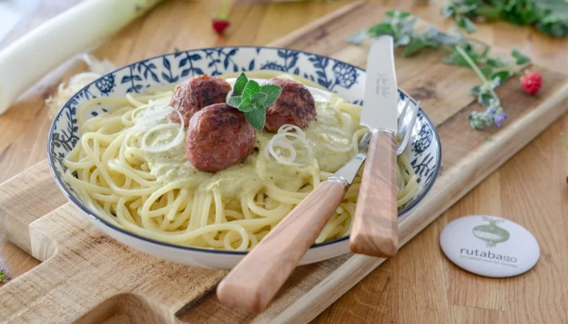 Spaghettis, boulettes et sauce au poireau