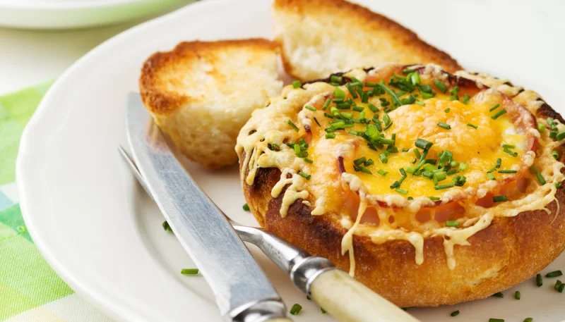 Oeuf bacon fromage en cocotte de pain