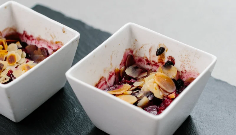 Poires et framboises au four