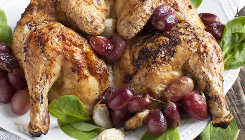 Poularde au laurier et aux raisins