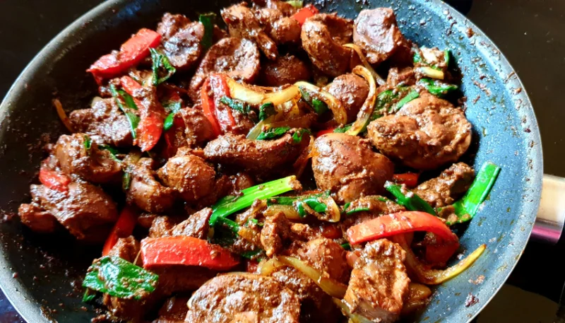 Rognons de boeuf aux poivrons et à l'oignon