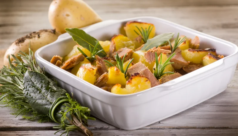Salade tiède au thon et aux pommes de terre