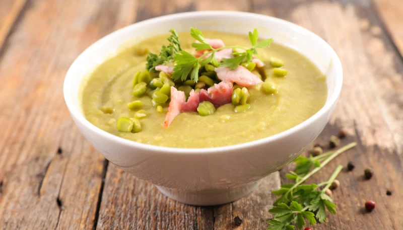 Soupe de pois cassés au lard fumé et au cumin