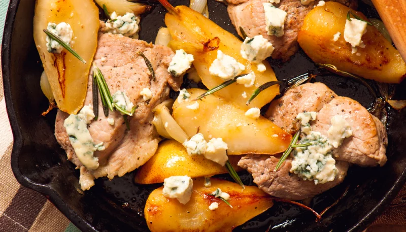 Filet mignon de porc, gorgonzola, poires rôties et jus au porto
