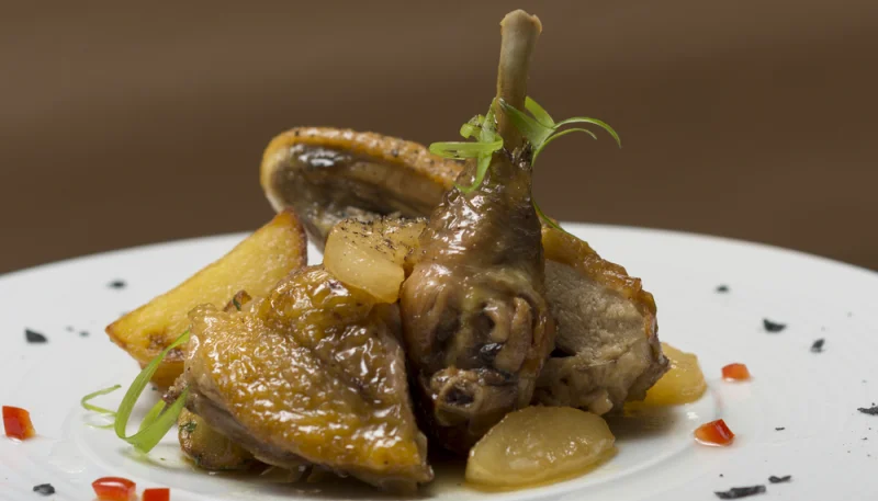 Pintade chaponnée aux épices, girolles et polenta
