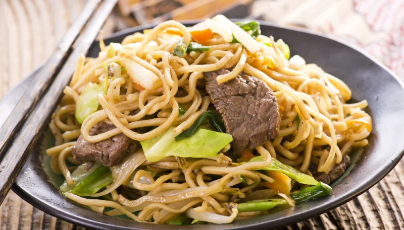 Bœuf sauté aux légumes et nouilles chinoises